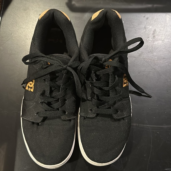 Nice skater shoes. Barely used. - Picture 2 of 4